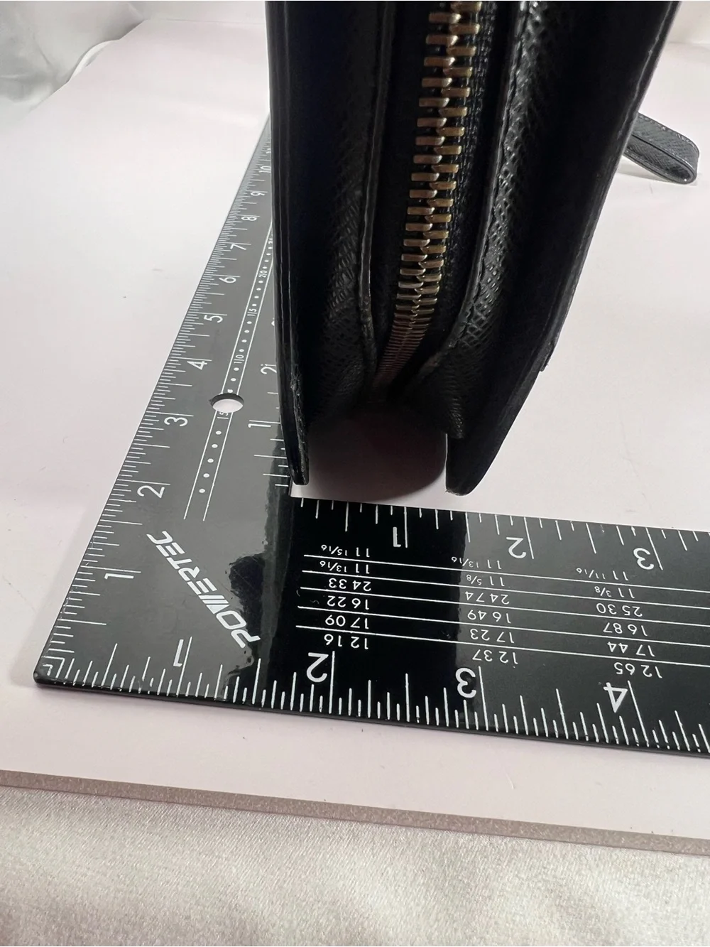 7091: Louis Vuitton Taiga Leather Zip Wristlet Clutch Black